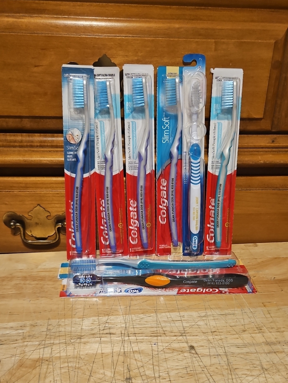 8-qty Toothbrushes. Oral B and Colgate.